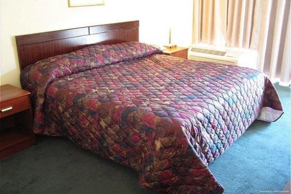 RED CARPET INN AND SUITES MUNCIE (Muncie)